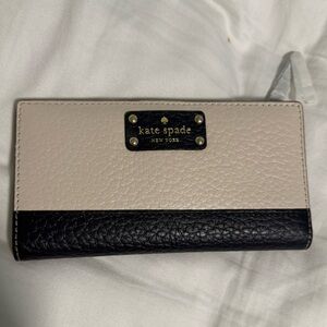 Kate Spade wallet “Stacy Bay Street” Navy and Cream pebbled Leather. NWT
